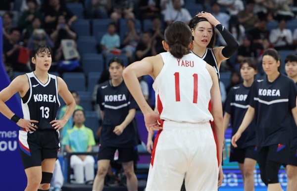 아쉬워하는 한국 여자 농구 선수들 3일 중국 저장성 항저우의 올림픽 스포츠센터에서 열린 항저우 아시안게임 여자 농구 준결승 한국과 일본의 경기에서 패한 한국선수들이 아쉬워하고 있다. 