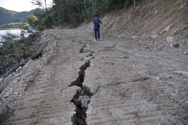 예천군이 수해 피해를 이유로 회룡산 길 확장 공사를 벌여 논란이 되고 있다.