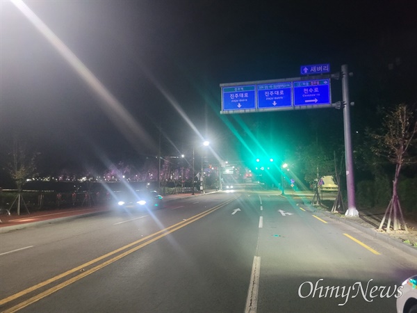 4일 오후 11시 3분경 진주시 주약동 강변 도로에서 교통사고 발생.