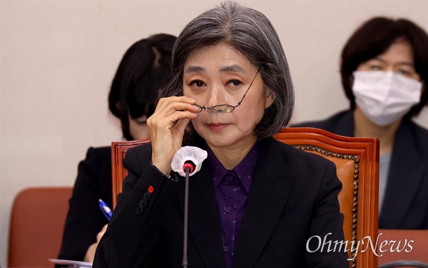 김행 전 여성가족부 장관 후보자가 지난해 10월 5일 오전 서울 여의도 국회에서 열린 인사청문회에 참석해 의원들의 질의를 경청하며 안경을 고쳐쓰고 있다.