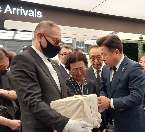 5일 오전 10시 30분. 고 김한홍의 유해가 제주공항에 도착했다. 공항에서 제일 먼저 고인의 유해를 맞이한 사람은 오영훈 제주지사였다.