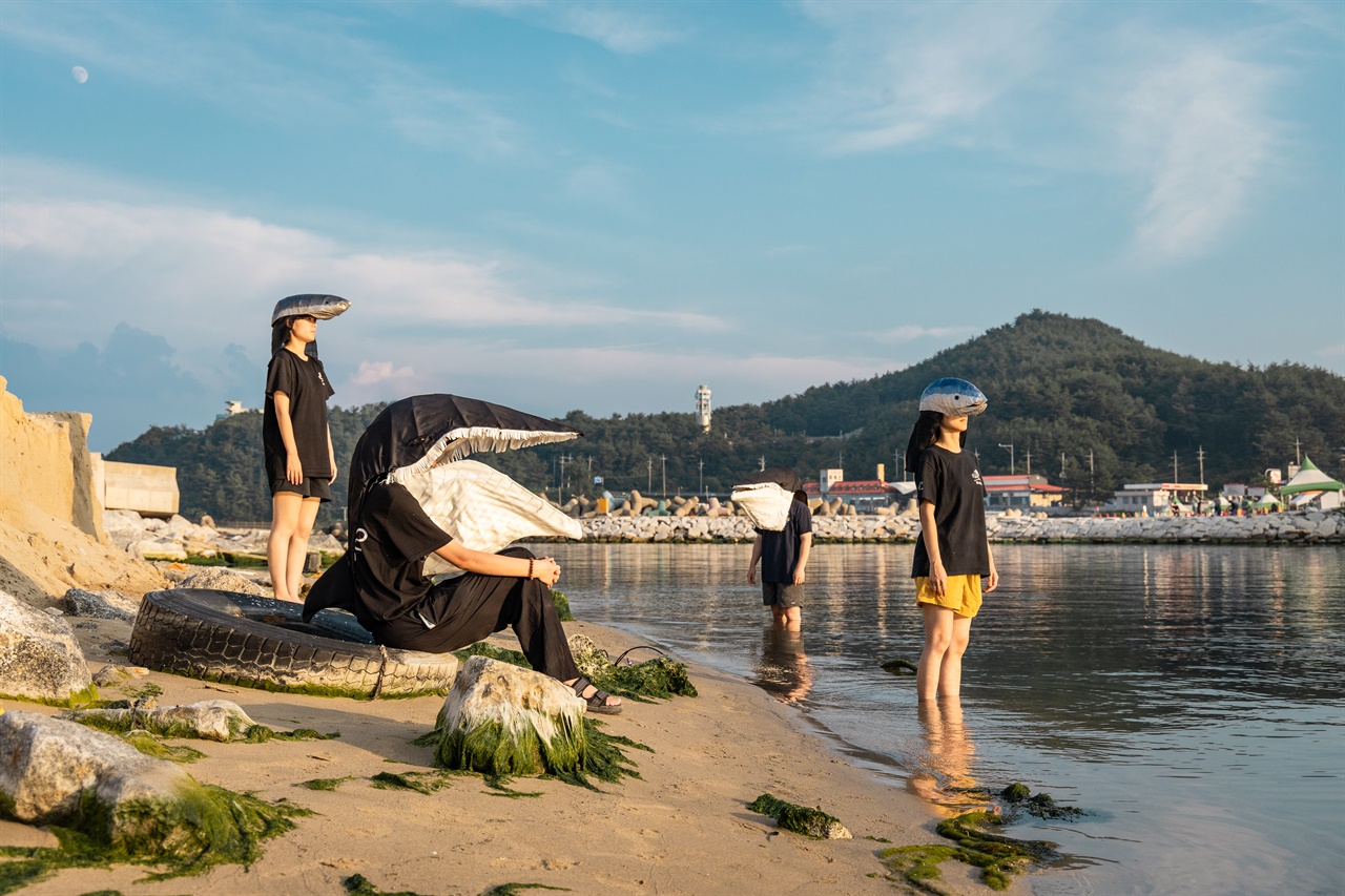 물살이가 되어 오염된 바다를 바라보고 있는 시셰퍼드 코리아 활동가들