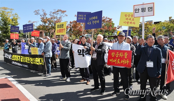 경북 의성군노인회 회원 600여 명은 5일 오전 의성군청 앞에서 집회를 열고 화물터미널 없는 공항 이전을 반대한다고 외쳤다.