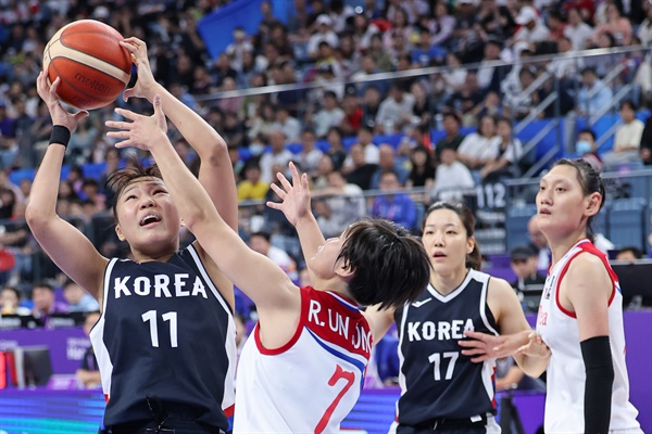  5일 중국 항저우 올림픽 스포츠센터에서 열린 제19회 항저우 아시안게임 여자 농구 동메달 결정전 한국과 북한의 경기. 한국 박지현이 리바운드를 잡아내고 있다.