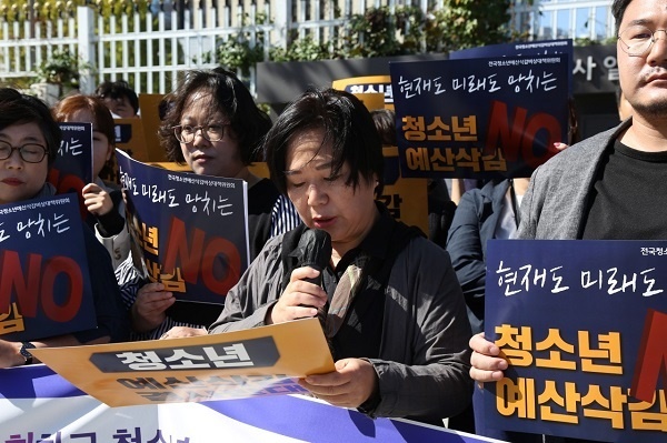 이명화 한국청소년성문화센터협의회 대표는 “하물며 독재정권도 청소년활동을 적극적으로 지원하고 글로벌역량을 키우도록 지원했다”며 정부에 항의했다 