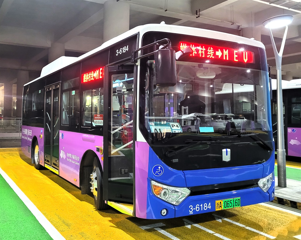 항저우 아시안게임의 주요 장소를 잇는 셔틀버스. 특히 전기버스의 경우 한국에도 있는 중국 메이커의 전기버스와 대동소이하다.