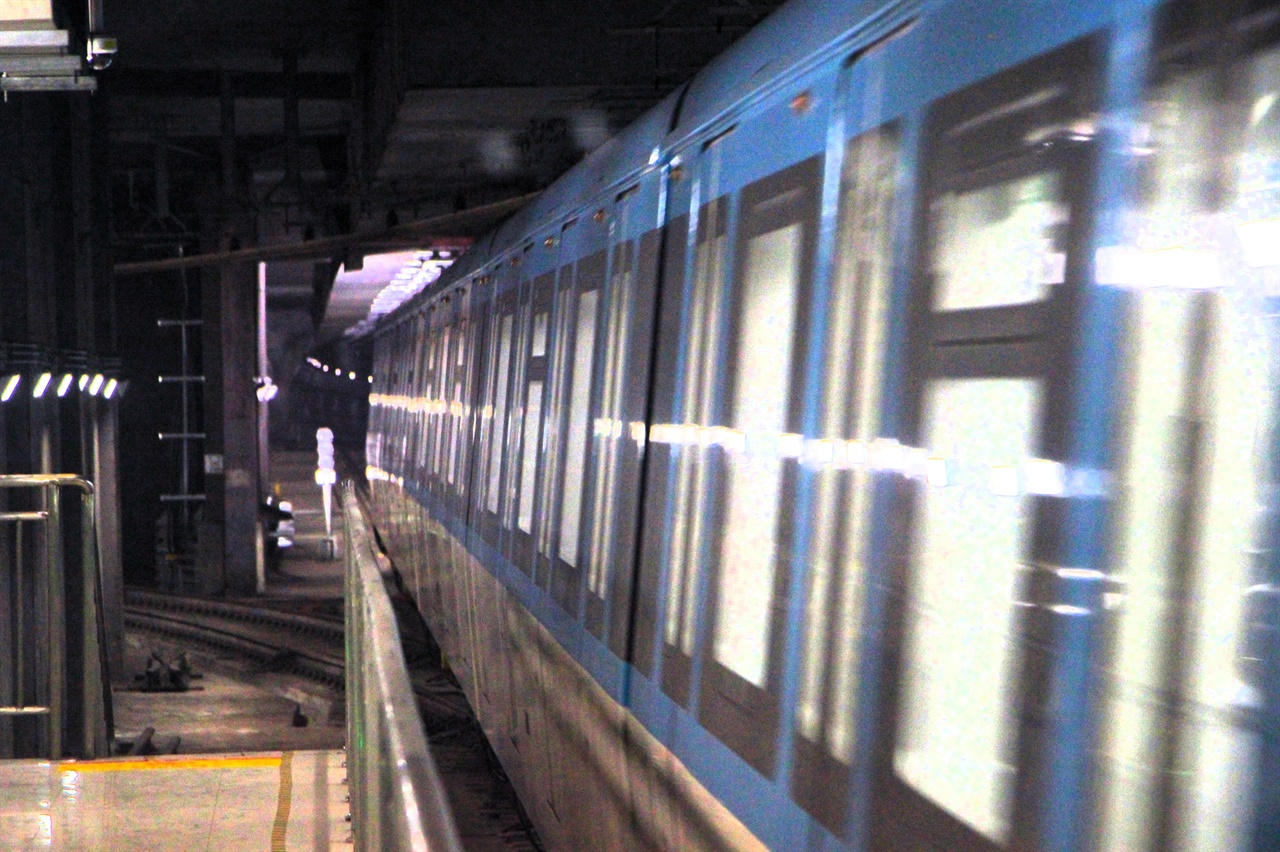 항저우 지하철 5호선 열차가 역에서 출발하고 있다.