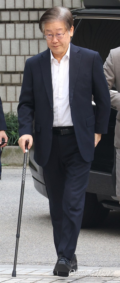 이재명 더불어민주당 대표가 6일 오전 서울중앙지방법원에서 열린 대장동·위례신도시 특혜 의혹 사건 첫 재판에 출석하고 있다.