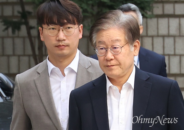 이재명 더불어민주당 대표가 지난 6일 오전 서울중앙지방법원에서 열린 대장동·위례신도시 특혜 의혹 사건 첫 재판에 출석하고 있다.
