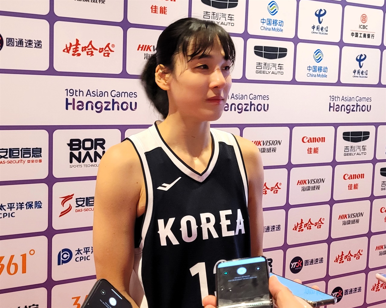  2022 항저우 아시안게임 여자 농구 동메달 결정전에서 동메달을 따낸 후 만난 김단비 선수.