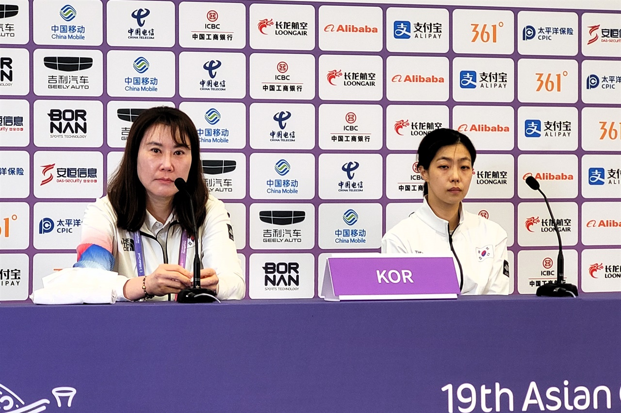  동메달 획득이 확정된 후 기자회견에 나선 정선민 감독(왼쪽)과 이경은 선수(오른쪽).