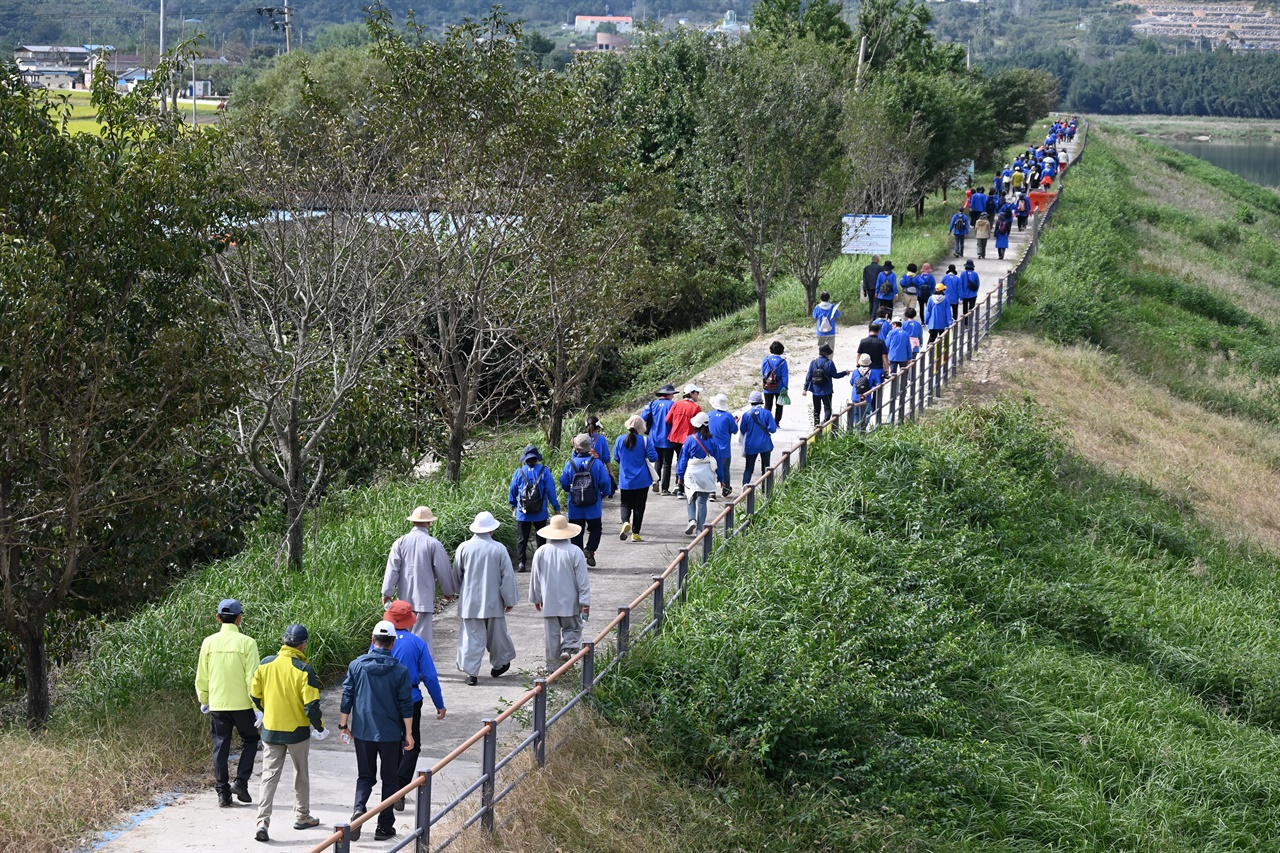 섬진강 명상 순례길을 걷는 참가자들