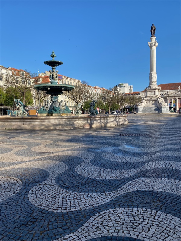 물결 모양의 자갈 바닥으로 유명한 호시우 광장. 브라질 최초의 황제가 된 동 페드로 4세의 동상이 있다. 