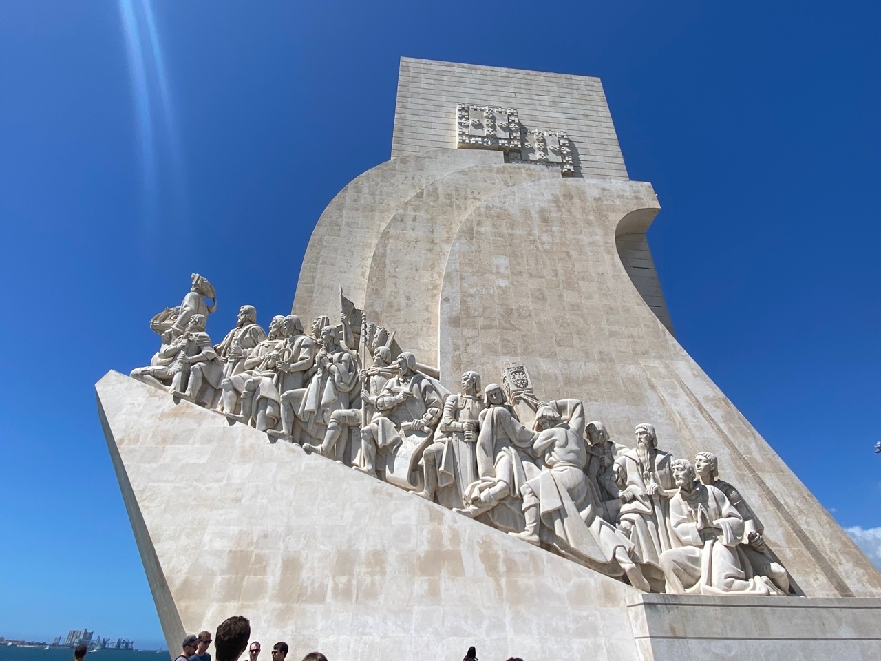 항해(발견)기념비. 맨 앞은 포르투갈의 항해왕으로 불리는 엔리케 왕자