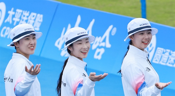  6일 중국 항저우 푸양 인후 스포츠센터에서 열린 2022 항저우 아시안게임 양궁 리커브 여자 단체전 결승, 중국과의 경기에서 금메달을 획득한 뒤 시상식에서 안산(왼쪽부터), 최미선, 임시현이 시상대에 오르며 세리머니를 펼치고 있다. 2023.10.6