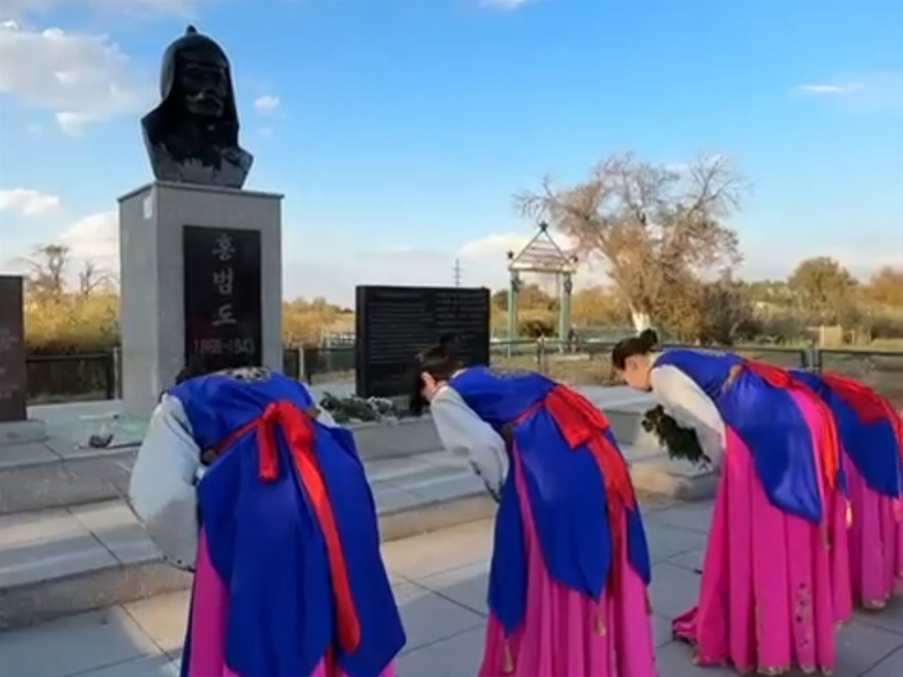 지난 추석 홍범도 장군 기념 공원을 찾아 추석 인사를 올리는 카자흐스탄 고려인들