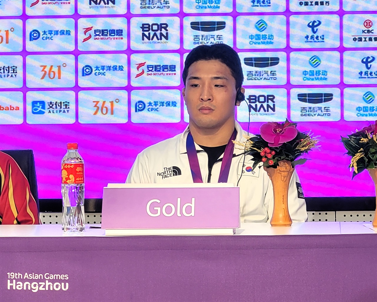  주짓수 남자 77kg 이하급에서 금메달을 따낸 구본철 선수가 기자회견에 임하고 있다.