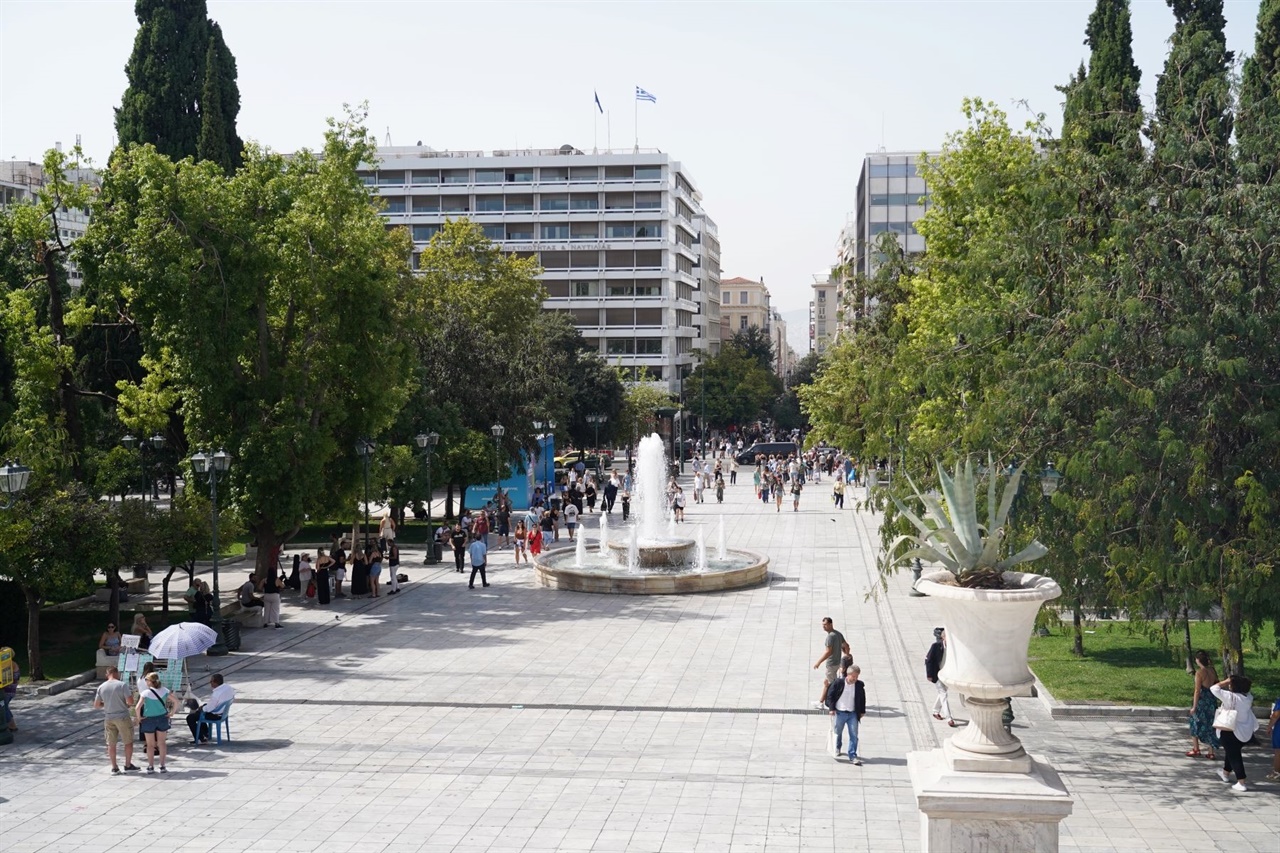 그리스 왕국의 헌법 제정을 기념하는 헌법(신타그마) 광장