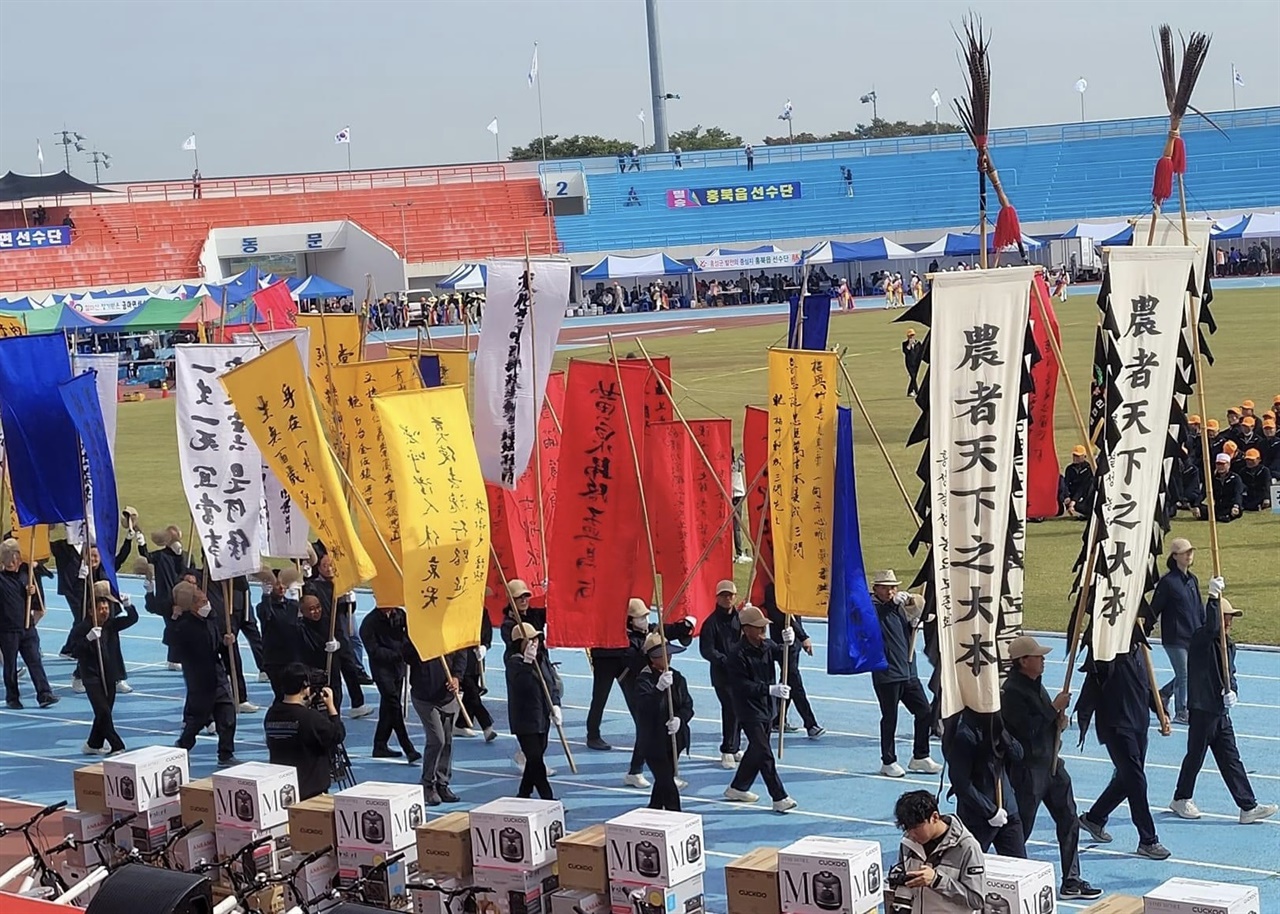 7일, 홍주종합운동장에서는 홍성군민 대화합 한마당 축제 '제53회 군민체육대회'가 5천여 명의 군민들이 참가한 가운데 열렸다.