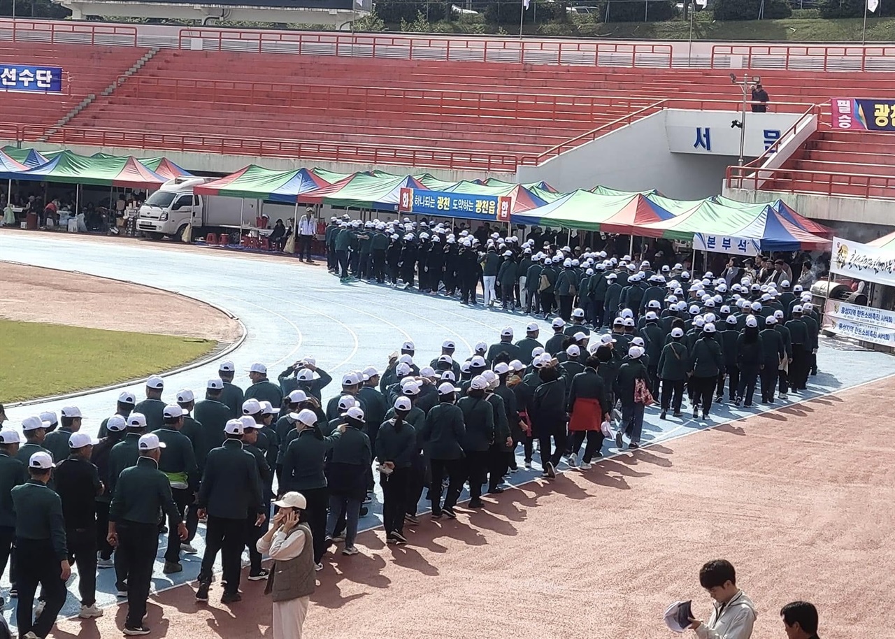 7일, 홍주종합운동장에서는 홍성군민 대화합 한마당 축제 '제53회 군민체육대회'가 5천여 명의 군민들이 참가한 가운데 열렸다.