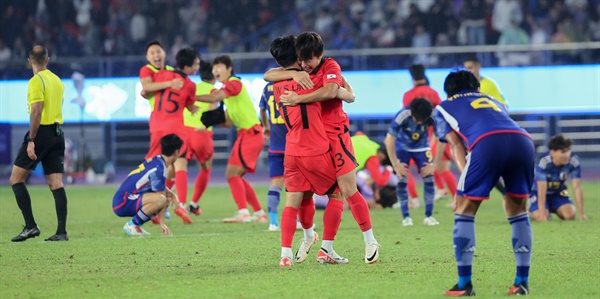  7일 중국 항저우 황룽 스포츠센터 스타디움에서 열린 2022 항저우 아시안게임 남자축구 대한민국과 일본의 결승전에서 2-1로 승리를 거둔 대표팀 선수들이 기뻐하고 있다. 한국은 대회 최초 3연패를 기록했으며, 총 6번 우승을 차지하게 됐다.
