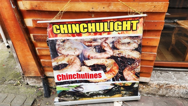 바뇨스의 숯불곱창구이(Chinchulines) 식당. 에콰도르를 포함, 남미 사람들은 소내장 요리를 즐긴다.？