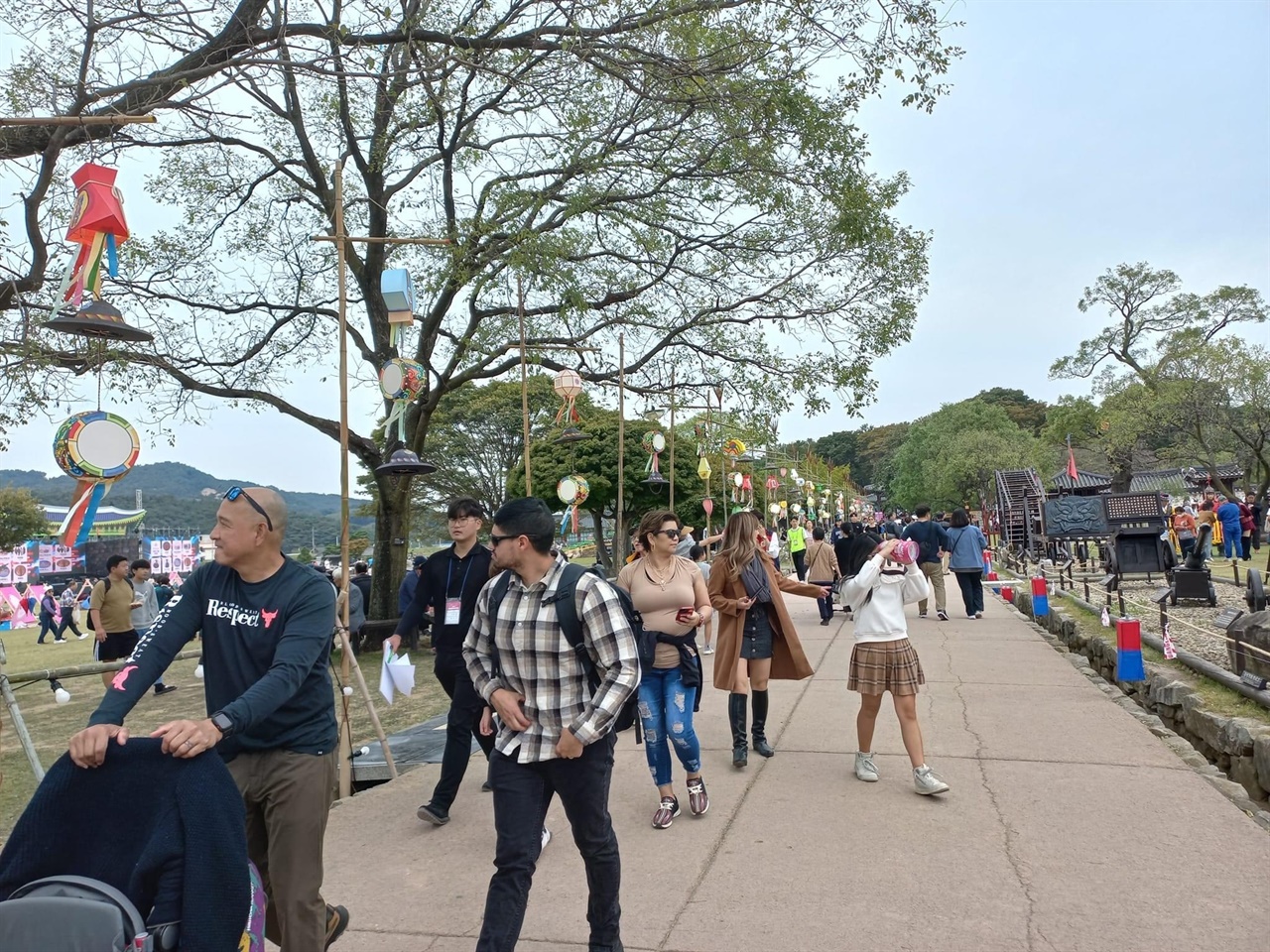 서산해미읍성축제장을 찾은 외국 관광객들 모습. 