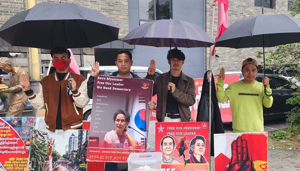 8일 인천 부평역 광장에서 열린 미얀마 피란민 돕기 모금운동