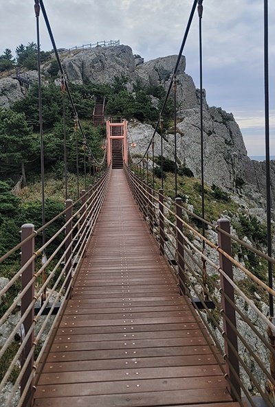 길이 440 m 다리를 건너면 연화도의 아름다움 절벽을 감상할 수 있다.