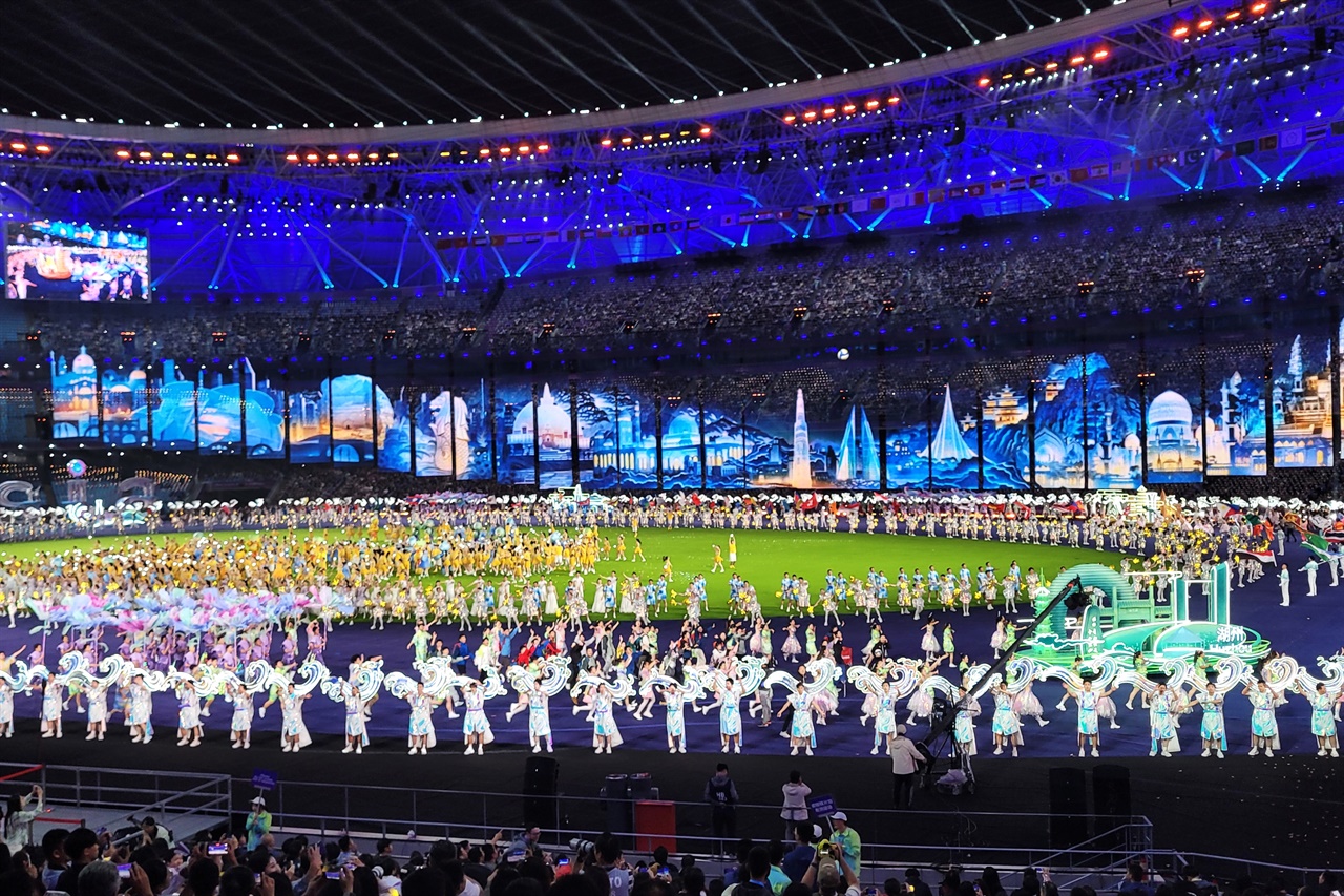  8일 항저우 스포츠 파크 주경기장에서 열린 제19회 항저우 아시안게임 폐막식의 마무리 공연이 펼쳐지고 있다.