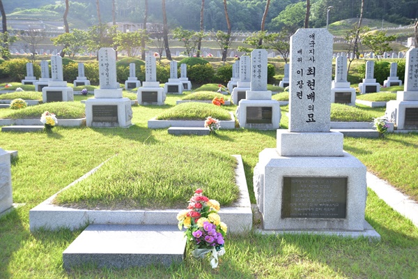대전현충원 제4묘역 144번의 애국지사 최현배의 묘. 최현배 지사는 조선어학회 사건으로 징역 4년형을 선고받고 함흥형무소에 수감되어 있다 해방이 되어 1945년 8월 17일에 풀려났다.