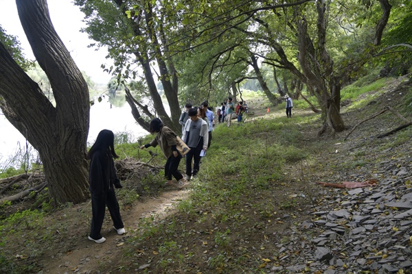 안심마을사람들 가족들이 팔현습지 왕버들숲을 둘러보고 있다 