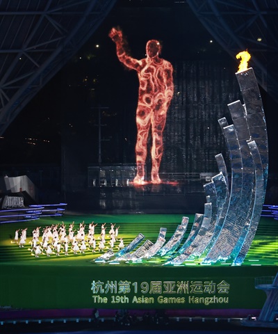 '안녕, 항저우!' 8일 오후 중국 항저우 올림픽 스포츠센터 스타디움에서 열린 2022 항저우 아시안게임 폐회식에서 디지털 거인 '농차오얼'이 성화 소화에 앞서 작별인사를 하고 있다.