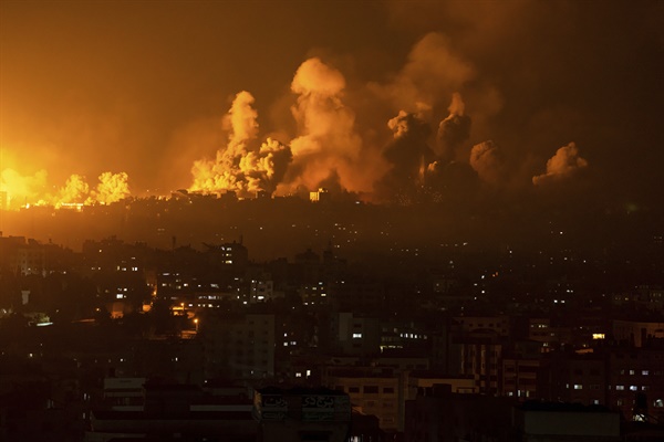 8일(현지시간) 이스라엘의 공습으로 가자 지구에서 불길과 연기가 피어오르고 있다.
