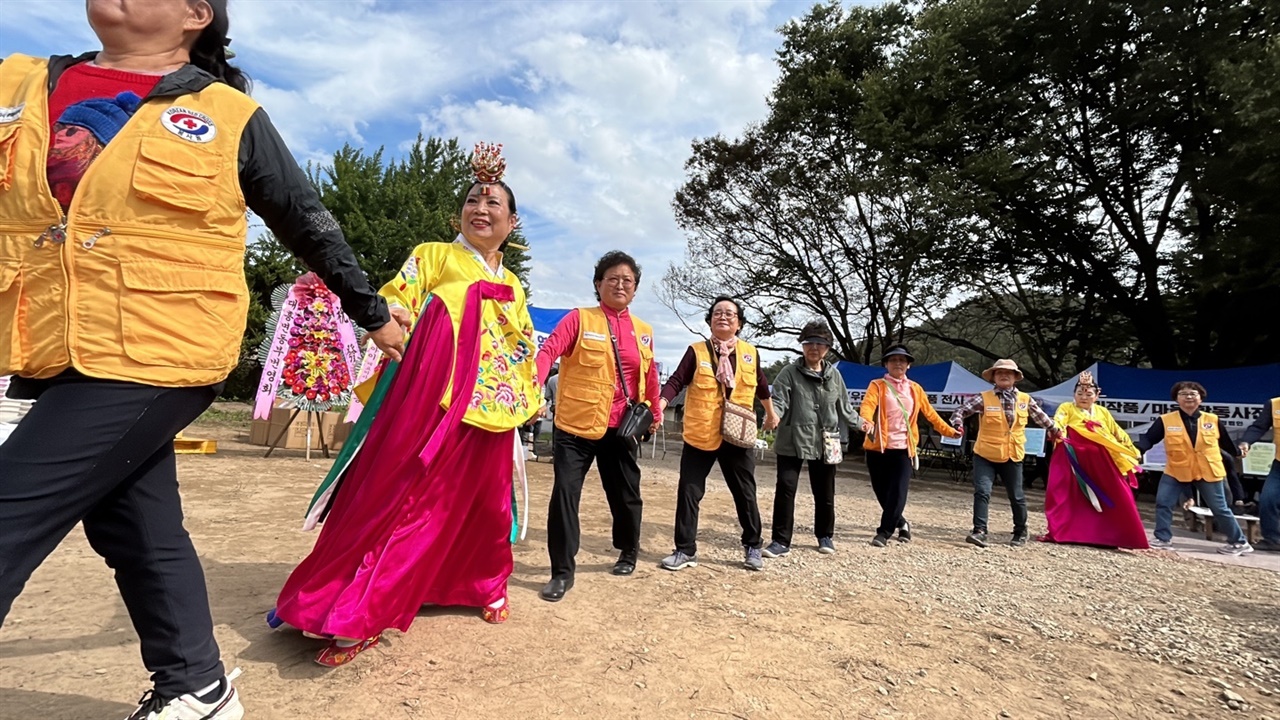9일 열린 대률리 강강술래 축제에는 본격적인 가을 수확을 앞두고 마을 주민들도 한자리에 모였다. 
