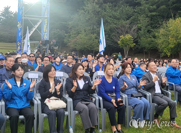 더민주전국혁신회의는 10월 9일 오후 김해 봉하마을 생태문화공원에서 ‘영남 총궐기대회'를 열었다.