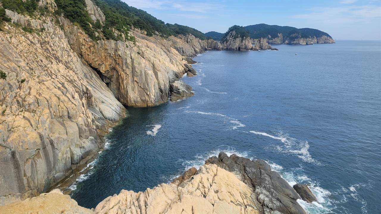 욕지도 해안 절벽 펠리칸 바위 전망대 벼랑에서 내려다 본 해안 절벽