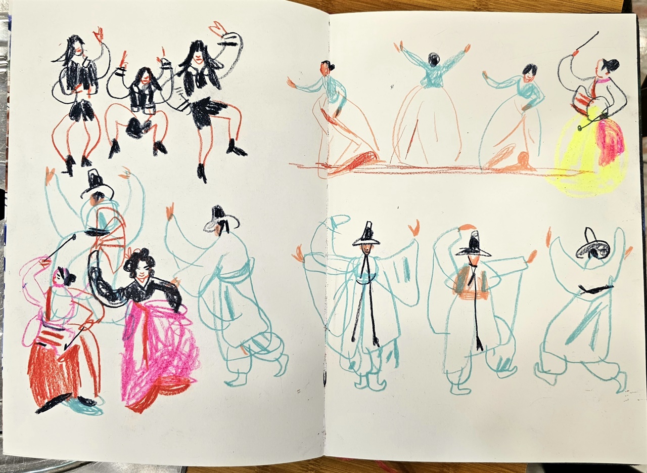  마리나 그레차닉(Marina Grechanik)이 개막식 행사를 그린 작품. 학춤과 부채춤, 케이팝 댄스 등이 재미있게 그려져있다.
