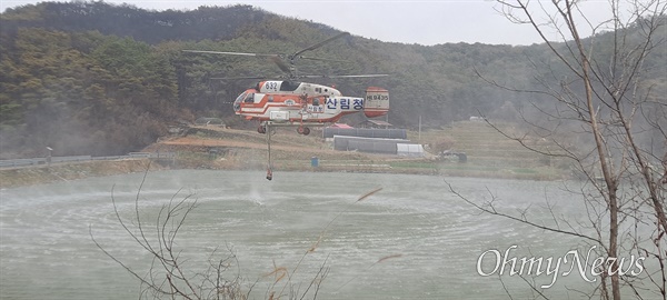 지난 4월 충남 홍성군 서부면에서 발생한 홍성 산불 당시 산림청 소방헬기가 산불 진압을 위해 물을 퍼올리고 있는 장면이다. 