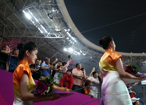  3일 중국 항저우 올림픽 스포츠센터에서 열린 2022 항저우 아시안게임 남자 육상 400ｍ 계주 결선 시상식을 위해 도우미들이 꽃다발을 들고 이동하고 있다. 2023.10.3