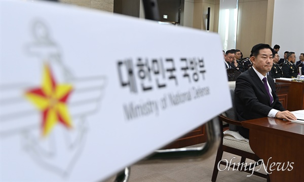 21대 마지막 국감이 시작된 10일 오전 서울 용산구 국방부에서 열린 국회 국방위원회 국정감사에 신원식 국방부 장관이 참석하고 있다.