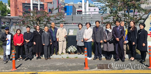  10일 열린사회희망연대 회원들이 창원마산에 있는 김명시 장군 생가 표지석을 찾았다.