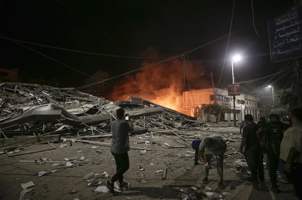 2023년 10월 9일 가자지구에 대한 이스라엘 공습 여파를 바라보는 팔레스타인 시민들. 