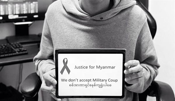 'Justice for Myanmar’ 문구가 적힌 패드를 들고 포즈를 취하는 틴OO씨