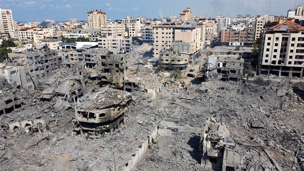 2023년 10월 10일 가자 지구에서 이스라엘의 공습으로 파괴된 주택과 건물의 모습. 