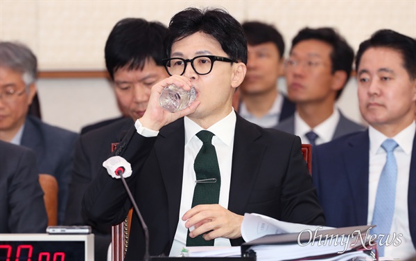 한동훈 법무부 장관이 11일 서울 여의도 국회에서 열린 법제사법위원회 국정감사에 출석해 목을 축이고 있다.