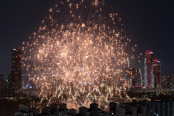 7일 오후 서울 여의도 한강공원에서 열린 2023 서울세계불꽃축제에서 하늘이 불꽃으로 물들고 있다. 