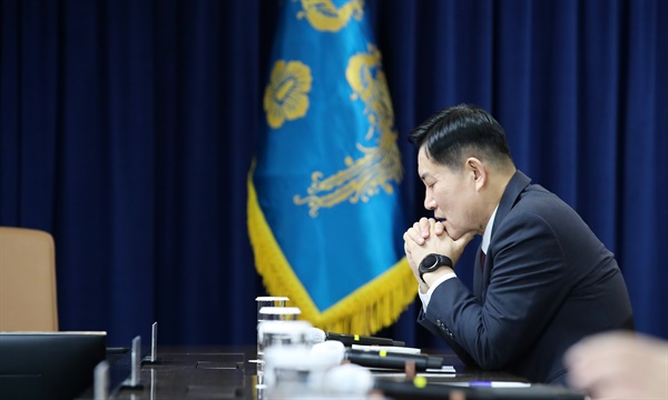 신원식 국방부 장관이 10월 11일 서울 용산 대통령실 청사에서 열린 긴급 경제·안보 점검회의에 참석하고 있다.