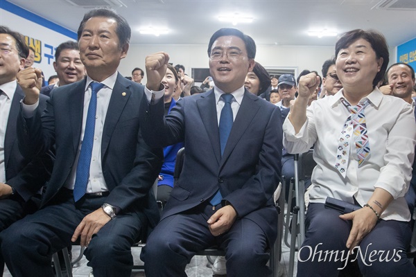  더불어민주당 진교훈 강서구청장 보궐선거 후보와 당 지도부, 당원들이 11일 오후 서울 강서구 양천향교역 부근에 마련된 개표상황실에서 구호를 외치고 있다.