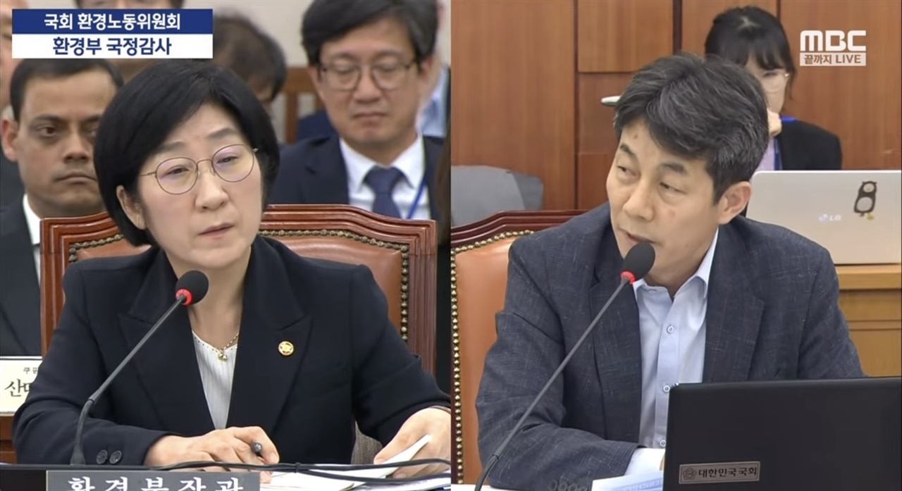 윤건영(사진, 오른쪽) 더불어민주당 의원이 11일 열린 국회 환노위 국정감사에서 한화진 환경부 장관에게 질의하고 있다. 